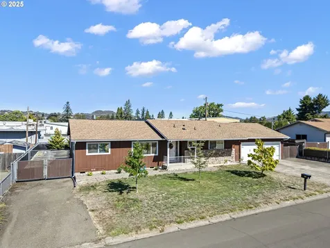 2462 W Jay Avenue Roseburg OR 97471