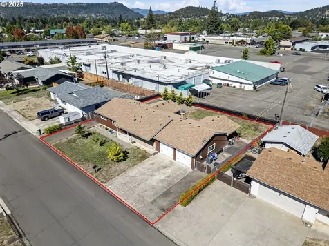 2462 W Jay Avenue Roseburg OR 97471