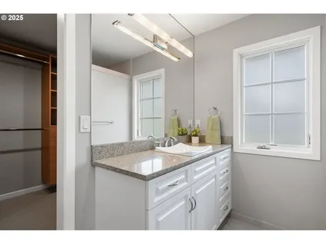 7865 SW Broadmoor Terrace Portland OR 97225