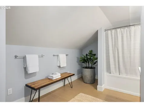 3247 NE Davis Street Portland OR 97232