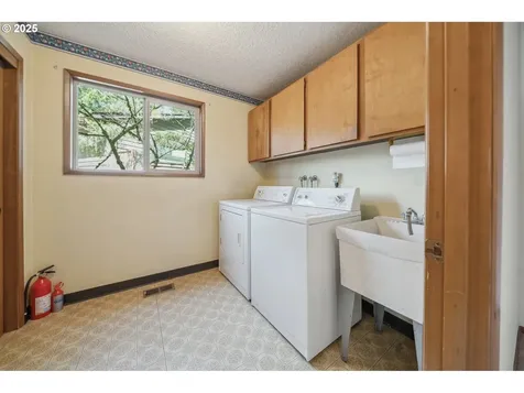 2748 SW 84th Place Portland OR 97225