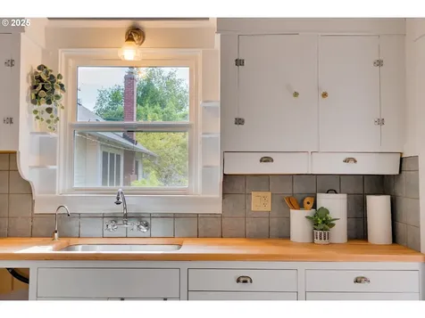 4261 SE Morrison Street Portland OR 97215