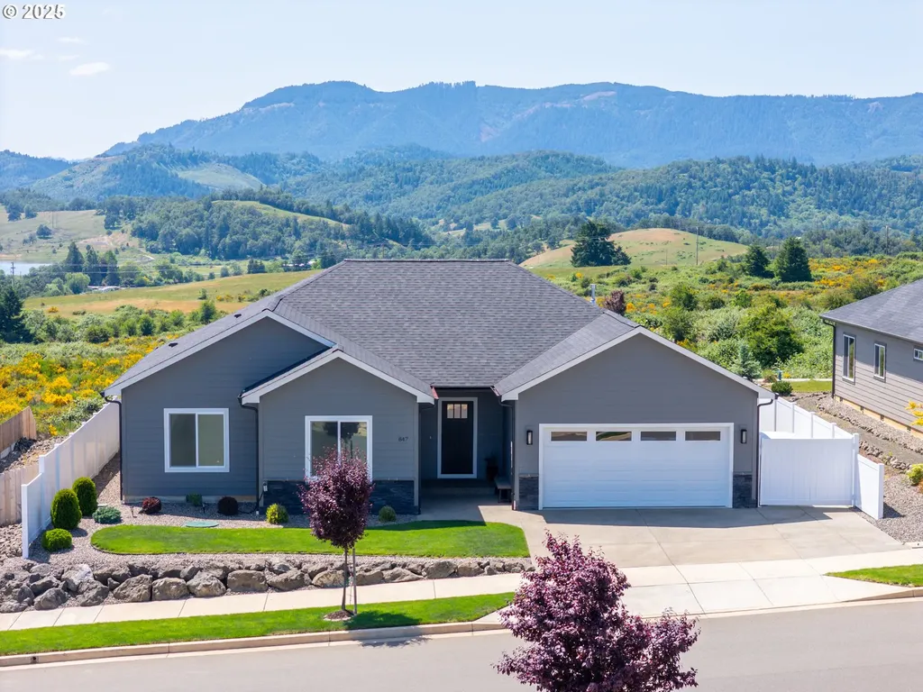 847 Pebble Creek Street Sutherlin OR 97479