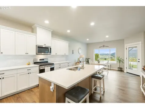 847 Pebble Creek Street Sutherlin OR 97479