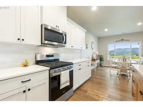 847 Pebble Creek Street Sutherlin OR 97479