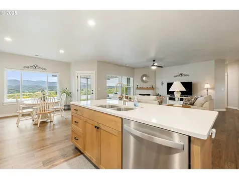 847 Pebble Creek Street Sutherlin OR 97479