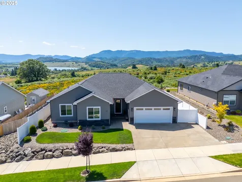 847 Pebble Creek Street Sutherlin OR 97479