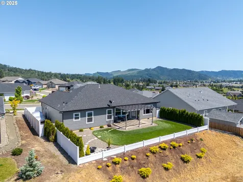 847 Pebble Creek Street Sutherlin OR 97479