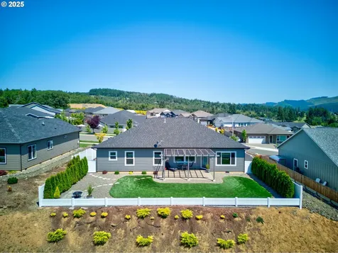 847 Pebble Creek Street Sutherlin OR 97479