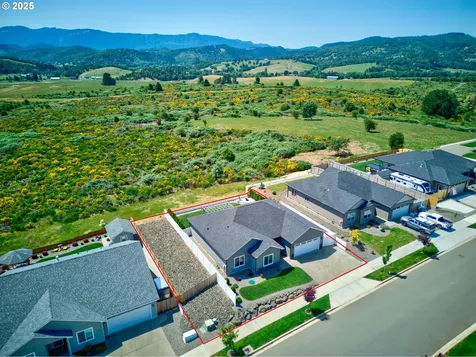 847 Pebble Creek Street Sutherlin OR 97479