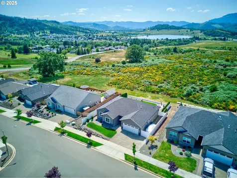 847 Pebble Creek Street Sutherlin OR 97479