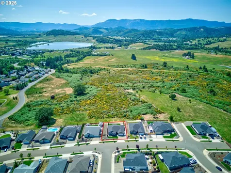 847 Pebble Creek Street Sutherlin OR 97479