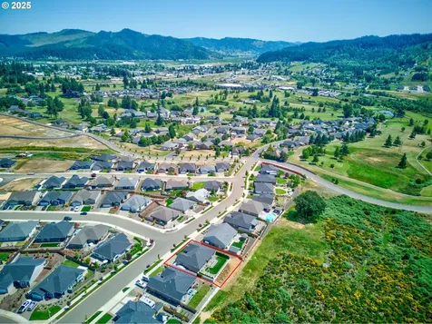 847 Pebble Creek Street Sutherlin OR 97479