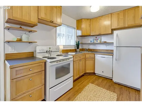 4220 SE Ivon Street Portland OR 97206