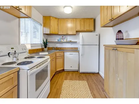 4220 SE Ivon Street Portland OR 97206