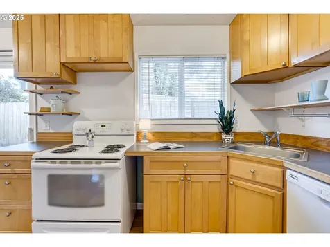 4220 SE Ivon Street Portland OR 97206
