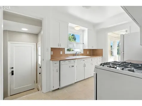 6415 NE 7th Avenue Portland OR 97211