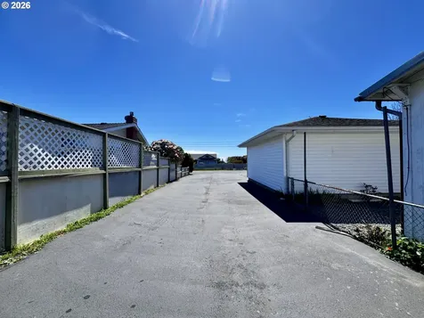 422 Buena Vista Loop Brookings OR 97415