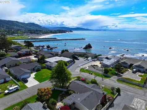 422 Buena Vista Loop Brookings OR 97415