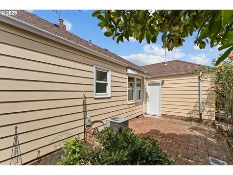 8604 SE Yamhill Street Portland OR 97216