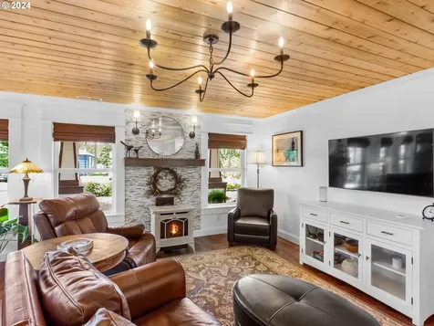 1638 N 2nd Avenue Kelso WA 98626
