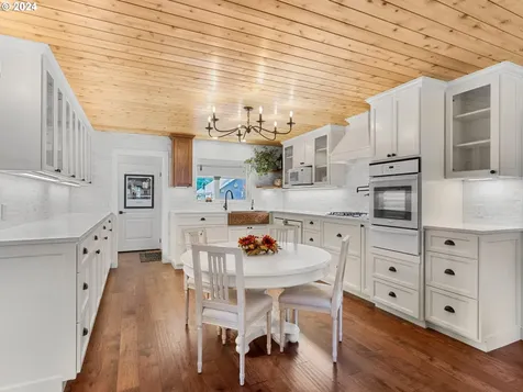 1638 N 2nd Avenue Kelso WA 98626