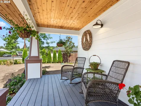 1638 N 2nd Avenue Kelso WA 98626