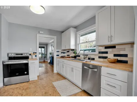 6334 N Omaha Avenue Portland OR 97217