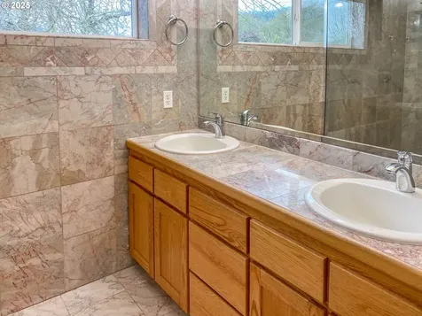 3133 NE Douglas Avenue Roseburg OR 97470