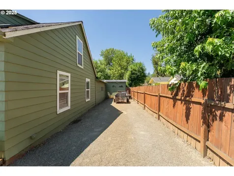 261 Pine Street Sutherlin OR 97479