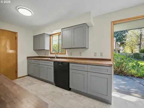 10336 NE Russell Court Portland OR 97220
