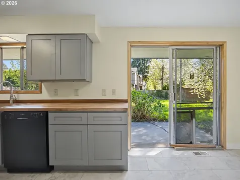10336 NE Russell Court Portland OR 97220
