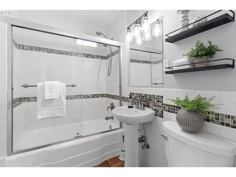 5625 SE Flavel Street Portland OR 97206