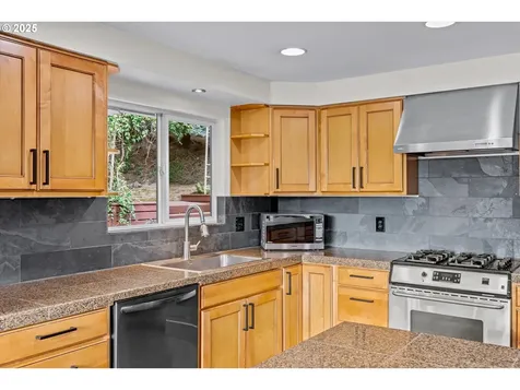 17304 Parkers Drive Gladstone OR 97027