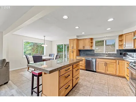 17304 Parkers Drive Gladstone OR 97027