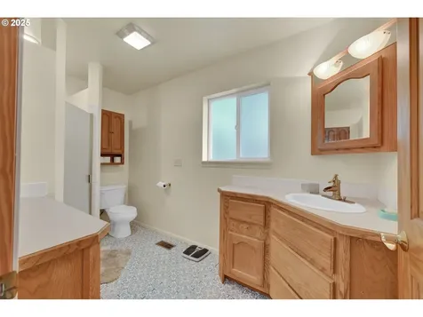 445 Kalapuya Way Cottage Grove OR 97424