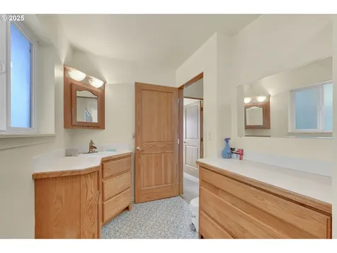 445 Kalapuya Way Cottage Grove OR 97424