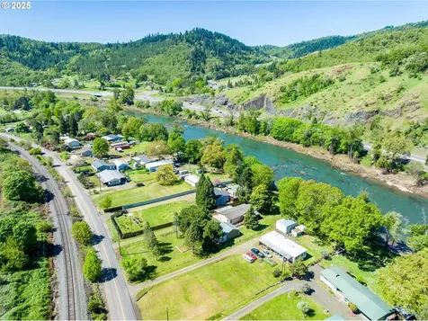 694 Tipton Road Roseburg OR 97471