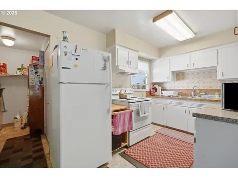 9421 SE Glenwood Street Portland OR 97266