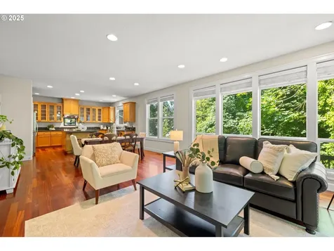 709 SW 6th Court Portland OR 97219