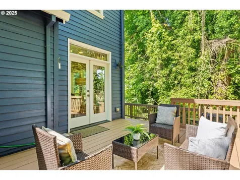 709 SW 6th Court Portland OR 97219