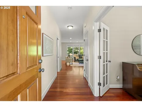 709 SW 6th Court Portland OR 97219