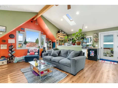 1114 9th Street Hood River OR 97031