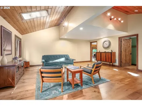4330 N Shasta Loop Eugene OR 97405