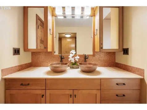 4330 N Shasta Loop Eugene OR 97405