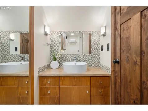 4330 N Shasta Loop Eugene OR 97405