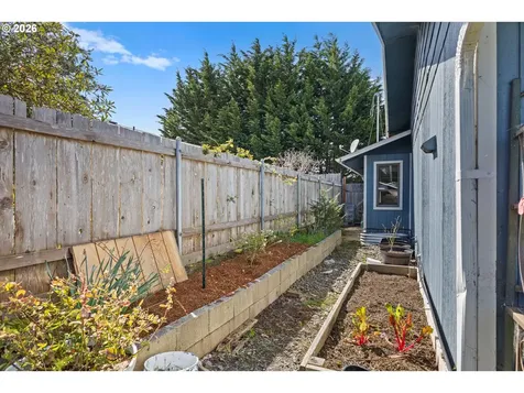 2713 Oak Street North Bend OR 97459