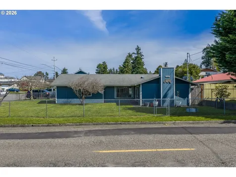 2713 Oak Street North Bend OR 97459
