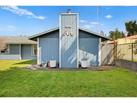2713 Oak Street North Bend OR 97459