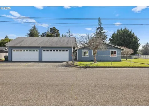 2713 Oak Street North Bend OR 97459